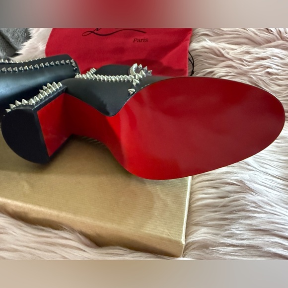 CHRISTIAN LOUBOUTIN
Out Line Spikes leather ankle boots size 37 - Picture 7 of 16